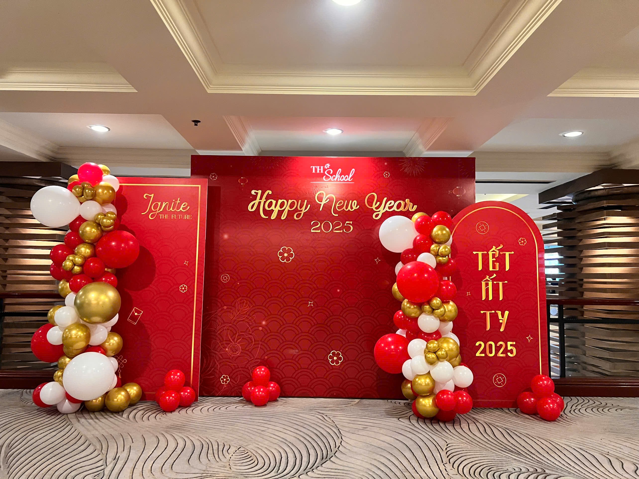Trang trí Tết 2027 ở Duy Tân, Hà Nội